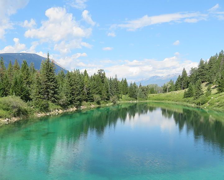 碧绿到海蓝宝石的湖泊在碧玉AB徒步旅行小径山谷的5个湖泊