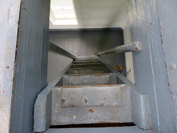 在新斯科舍省的沃尔顿灯塔上陡峭而狭窄的楼梯