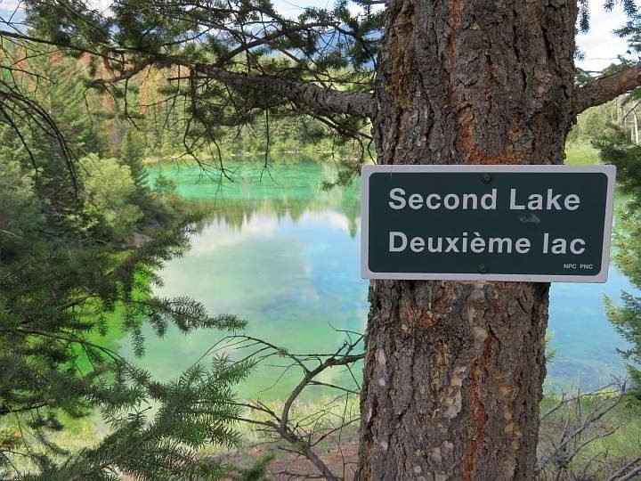 在贾斯珀的五湖之谷徒步旅行路线上的第二湖标志