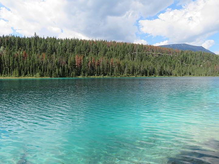 在五湖小径的碧玉山谷的原始蓝绿色冰川湖