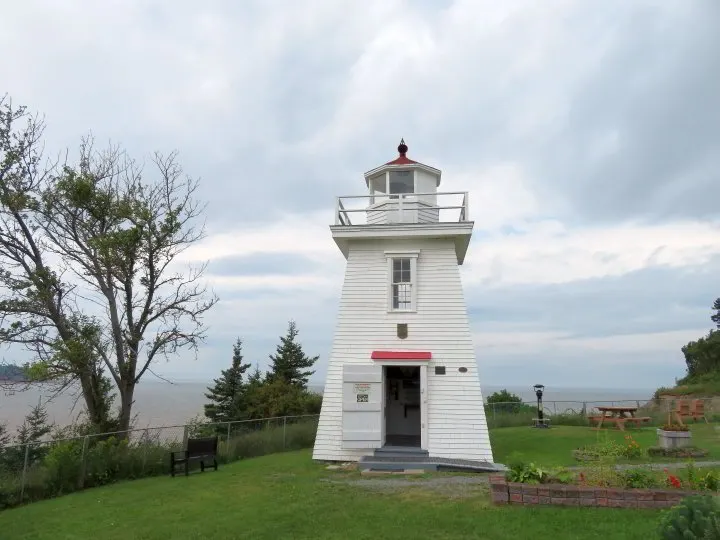 沃尔顿灯塔是加拿大新斯科舍省汉茨县最后一座原始灯塔