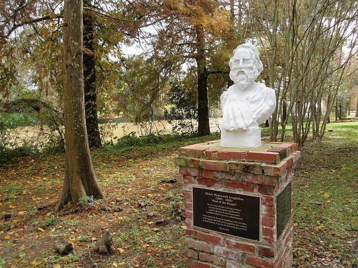 亨利·沃兹沃斯·朗费罗雕像位于路易斯安那州圣马丁维尔的伊万杰琳橡树公园