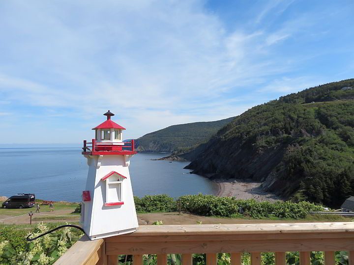 从Chowder Hut餐厅俯瞰肉湾海滩，甲板栏杆上有微型灯塔。