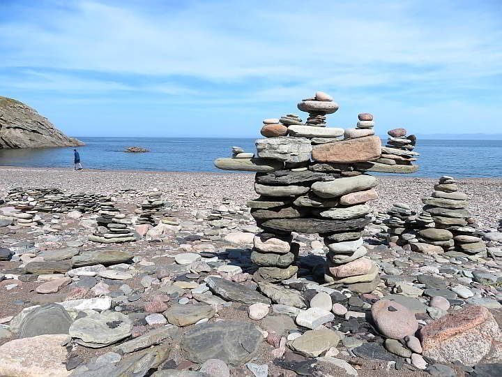 海滩上的石堆。