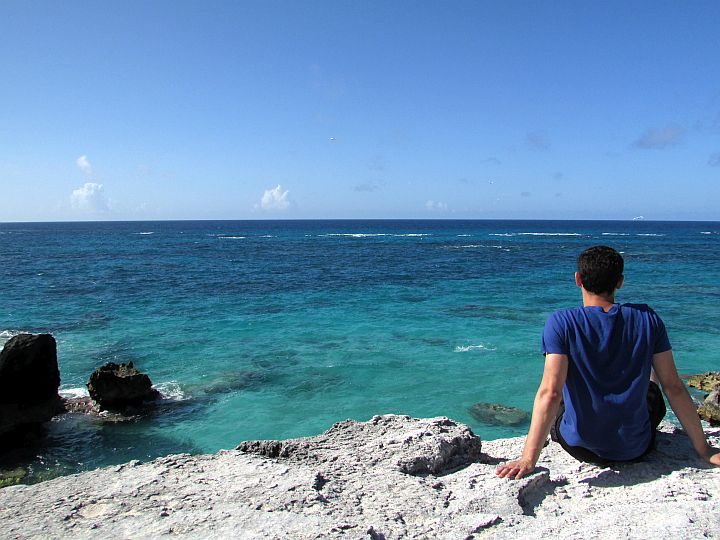 118bet金博宝独自旅行专家游牧马特在百慕大享受阳光和大海