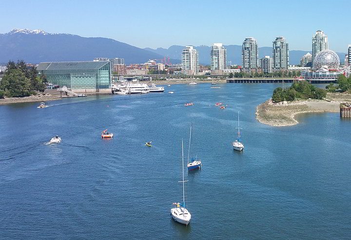 温哥华BC加拿大假溪船与山和城市景观的背景