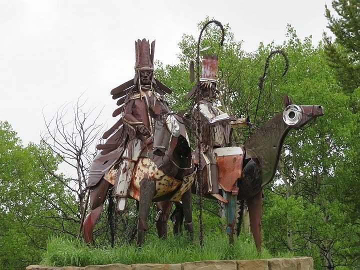 黑脚民族雕塑的两个骑手在马背上位于2号高速公路外的冰川国家公园