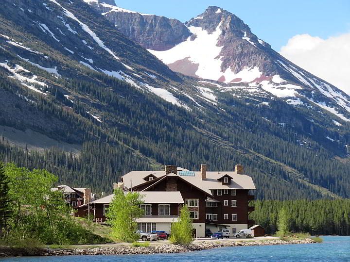 东冰川旅舍坐落于东冰川中群山环绕的Swiftcurrent湖畔