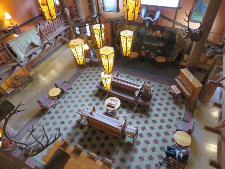 俯瞰麦当劳湖酒店大堂，设有一个巨大的壁炉和一架钢琴