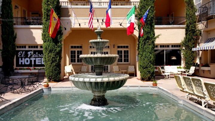 德克萨斯州马尔法的派萨诺酒店庭院喷泉
