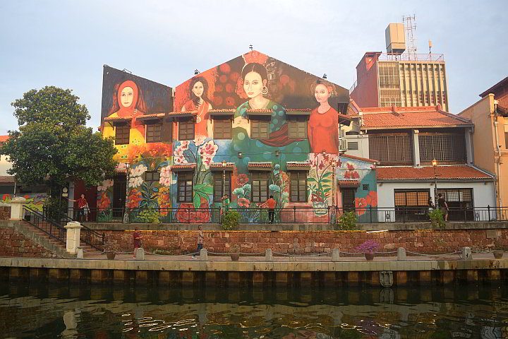 马六甲河畔的马六甲街头艺术壁画“娘惹妇人”