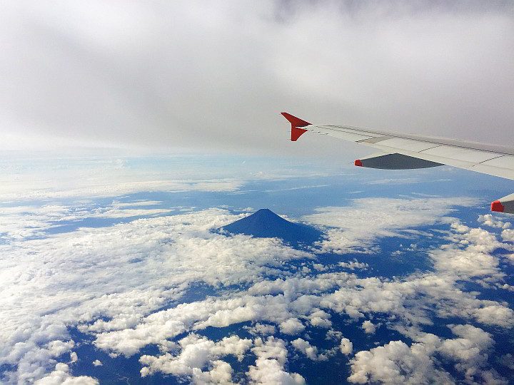 从飞机上看到的日本最高峰富士山。富士山是一座活火山