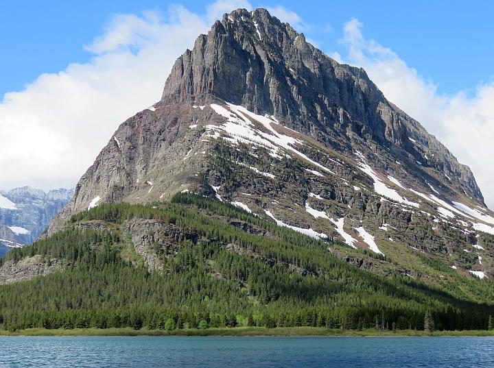 雄伟的山脉沿着东方冰川的急流湖