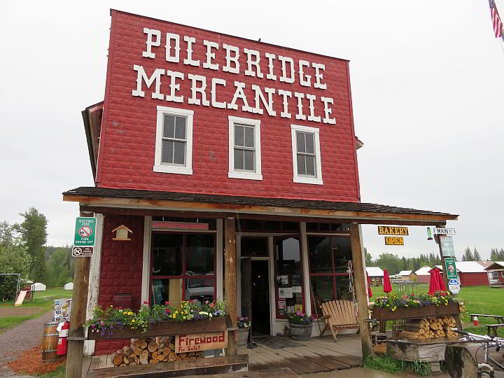 Polebridge Mercantile又名“商人”，有一个很好的面包店和小屋出租