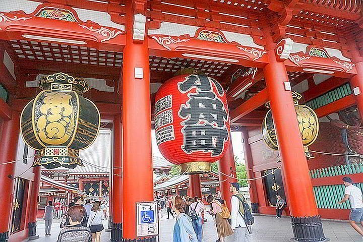 独自前往日本，参观位于东京浅草的浅草寺