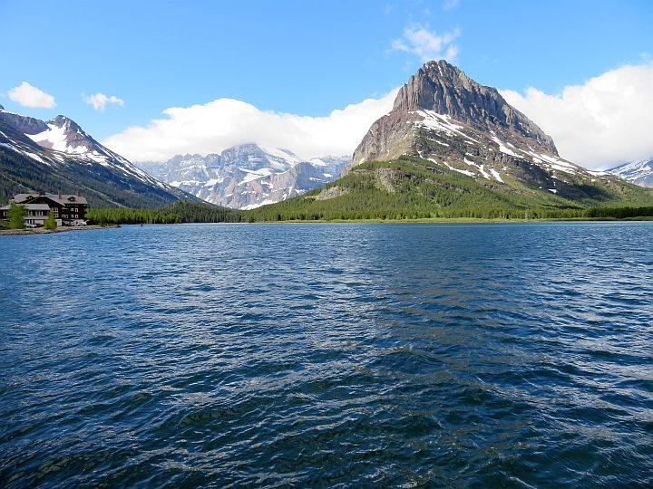 在蒙大拿州的东冰川，急流湖的山景令人惊叹