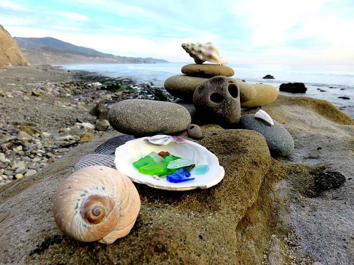 五彩缤纷的海滩玻璃和贝壳在卡平特里亚悬崖海滩上展出
