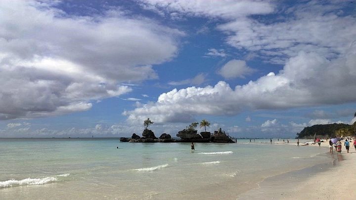 在任何东南亚旅行中，独自旅行者发现菲律宾长滩岛海滩是一118bet金博宝个结识他人的好地方