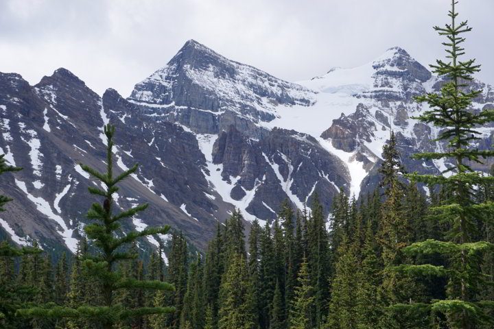 雄伟的加拿大落基山脉是艾格尼丝湖茶馆徒步高峰的背景