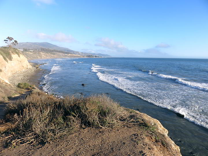 Carpinteria Bluffs加州海岸线的景色。