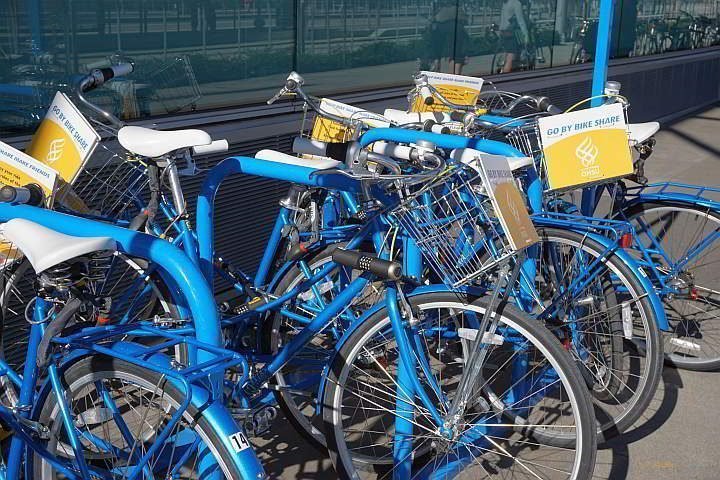 俄勒冈州波特兰市“共享单车”项目中的亮蓝色自行车