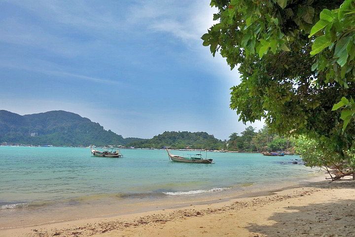 由于美丽的海滩，泰国的皮皮岛是亚洲单人背包客旅游的热门景点