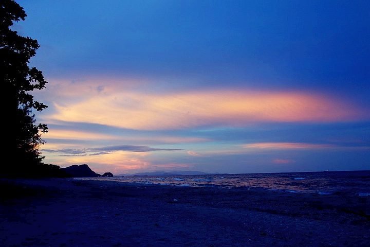 118bet金博宝独自旅行亚洲岛跳到柬埔寨的高荣海滩上欣赏令人惊叹的日出和日落