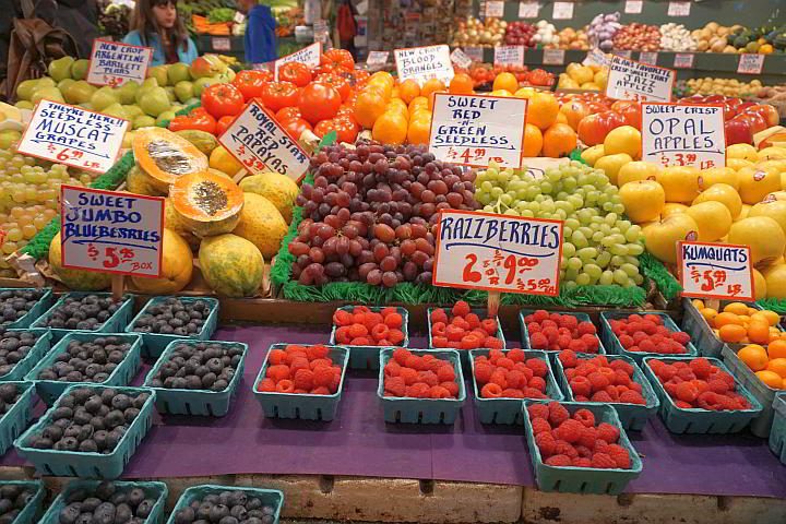 西雅图派克市场上展示的水果和蔬菜。