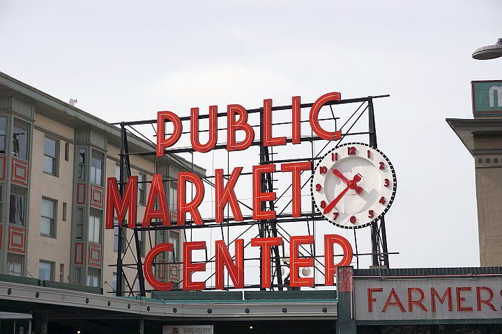 西雅图市中心派克市场的公共市场中心标志。