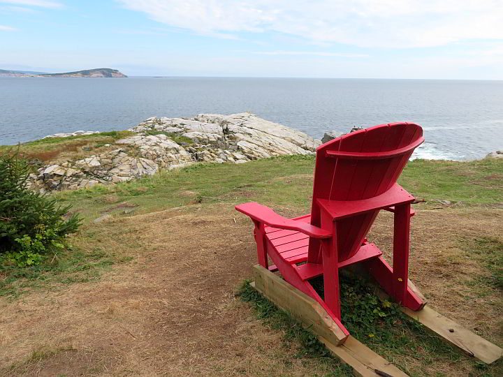 在布雷顿角中头小径的山顶上，加拿大的红色椅子之一