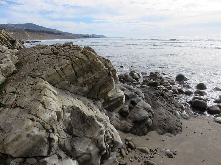 雕刻岩石海岸线在加州卡平特里亚低潮