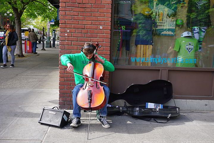 西雅图市中心的街头音乐家正在演奏大提琴