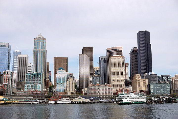 西雅图天际线从华盛顿渡轮旅行横跨艾略特湾
