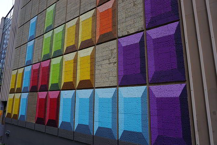 西雅图市中心的城市艺术，有紫色、蓝色、红色、黄色、石灰绿色和橙色的大方块。