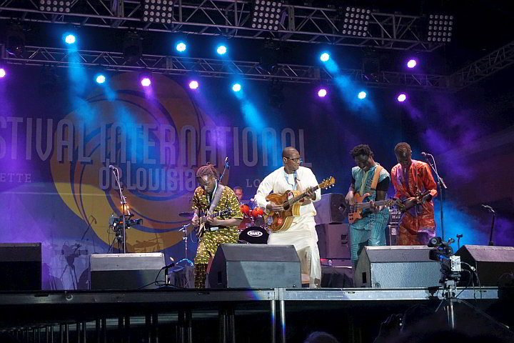 Sidi Toure乐队在国际音乐节上表演。