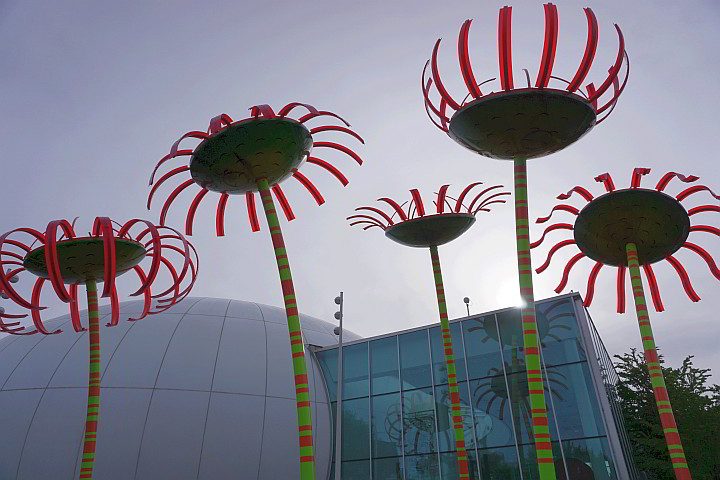 名为“Sonic Bloom”的大型花卉雕塑。