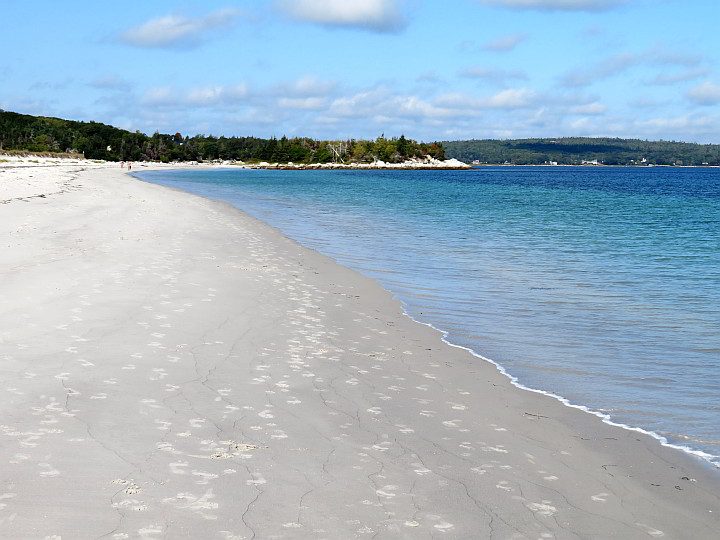 卡特海滩白色的沙滩和蓝绿色的海水看起来像一个热带地区，但它是新斯科舍省的南岸!
