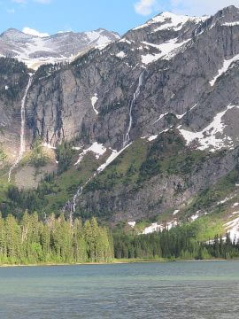 落基山脉在蒙大拿州冰川国家公园的雪崩湖。