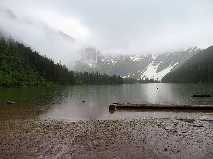 下雨天的雪崩湖小径，低垂的云层遮蔽了山脉。
