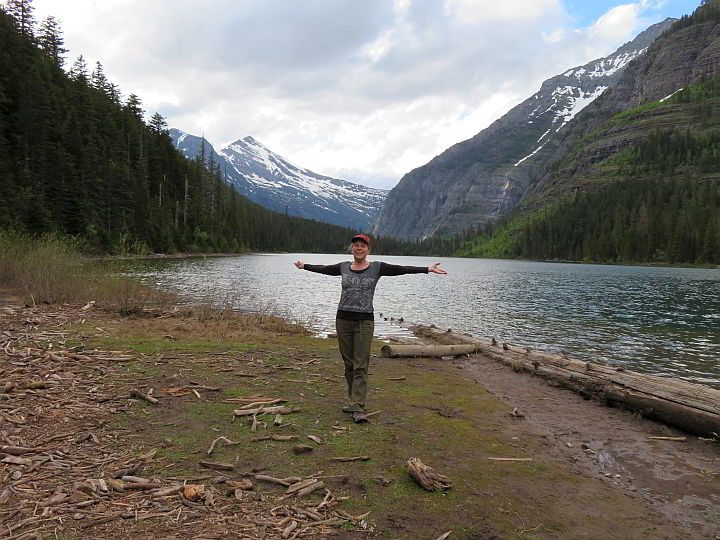 徒步旅行者苏珊·摩尔在雪崩湖。
