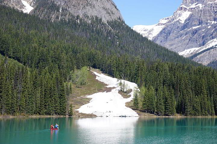 在雪崩地点附近的翡翠湖划独木舟