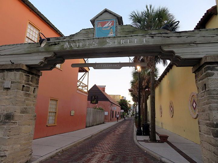 历史悠久的圣奥古斯丁的阿维莱斯街是美国最古老的街道