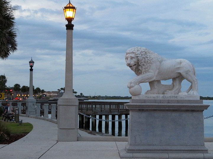圣奥古斯丁海湾狮子桥的狮子雕塑