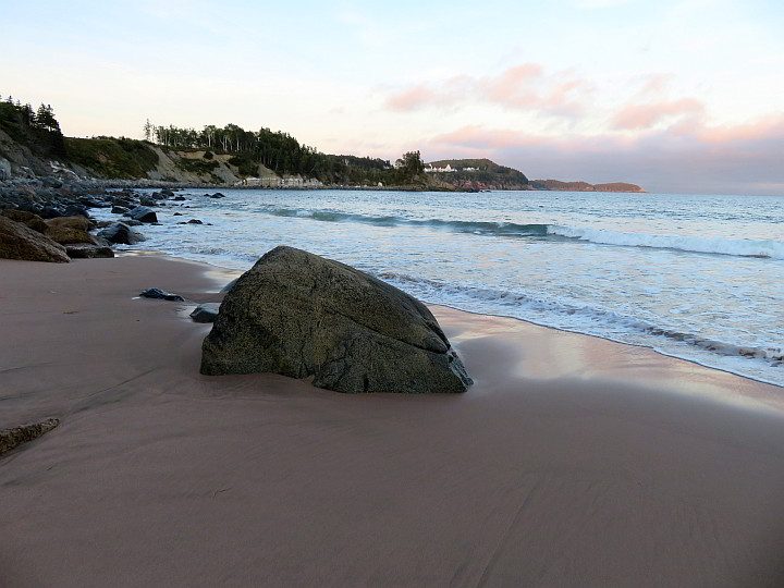 黄昏时分，布雷顿角英格尼海滩上的一块大岩石。