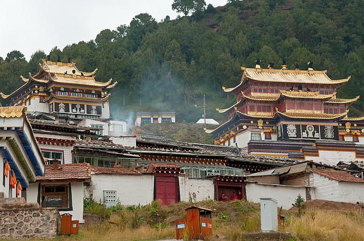 朗木寺位于青藏高原地区