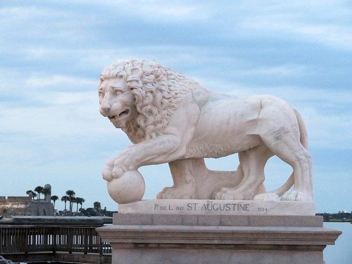 佛罗里达圣奥古斯丁狮子桥上的一座大型白色狮子石雕