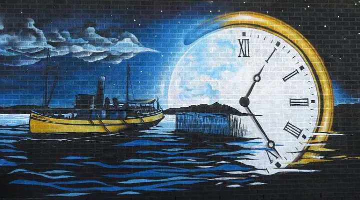 船和怀表与夜空的壁画。