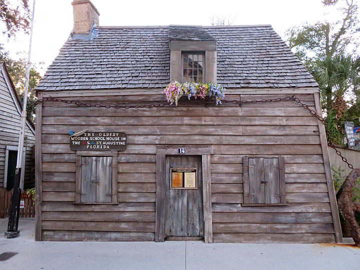 美国最古老的木制校舍位于圣乔治街的圣奥古斯丁，它于1702年开放
