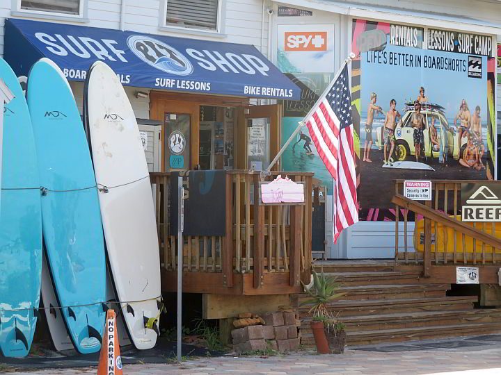 参观圣奥古斯丁海滩附近的冲浪商店，学习冲浪课程和租冲浪板