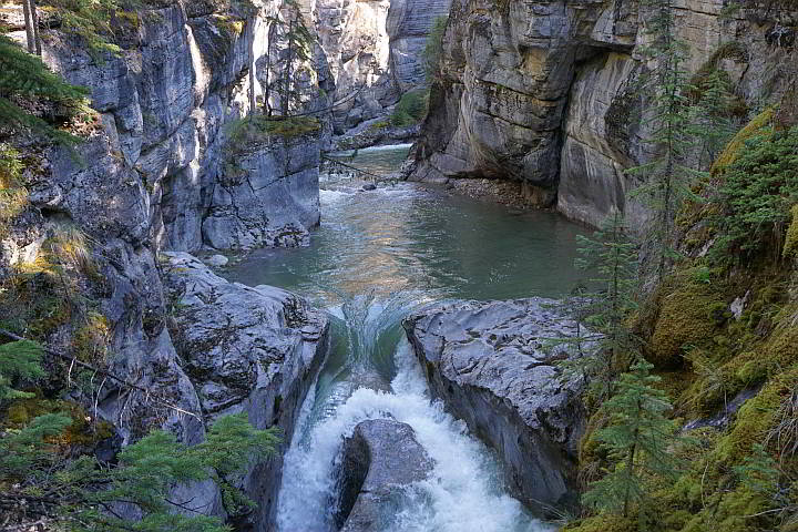 一个小瀑布从加拿大贾斯珀国家公园马里勒河的水池中溢出